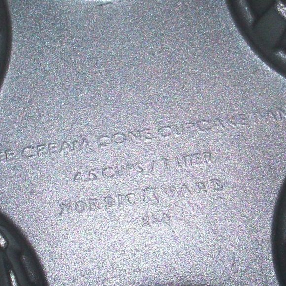 NORDIC WARE ICE CREAM CONE CUPCAKE PAN 4.5 CUPS / 1 LITER / 6 cupcakes - Picture 3 of 6